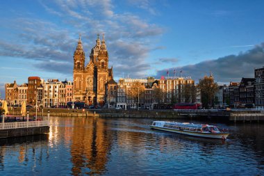 Turist tekne Amsterdam kanal ve Aziz Nikolaos Kilisesi