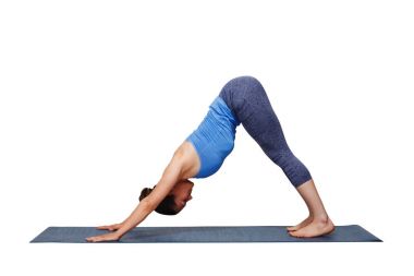 Ashtanga Vinyasa yoga yapan kadın Adhomukha svanasana