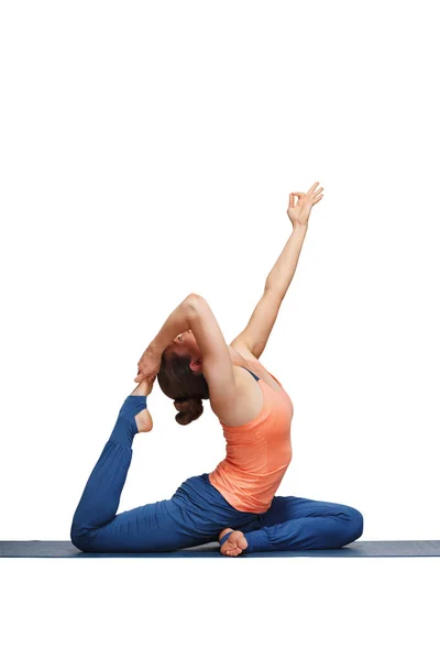 Vrouw doet Hatha yoga asana Eka pada rajakapotasana — Stockfoto