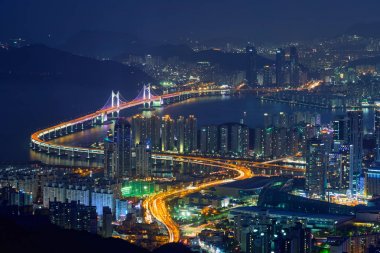 Geceleri Busan cityscape Gwangan Köprüsü