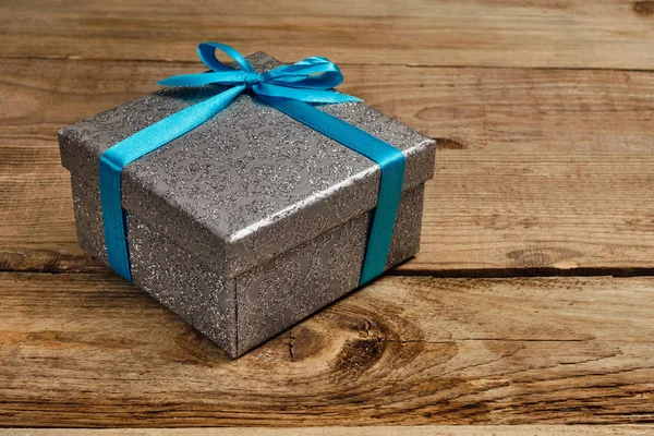 Caja de regalo con cinta azul — Foto de Stock