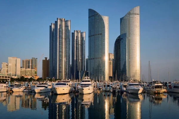 Busan marina ile Yatlar günbatımı, Güney Kore