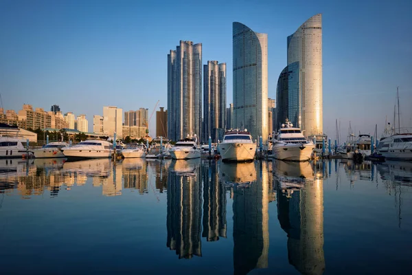 Busan marina com iates ao pôr do sol, Coréia do Sul — Fotografia de Stock