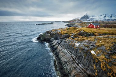 Clif ile geleneksel kırmızı rorbu ev Lofoten Adaları, Norveç