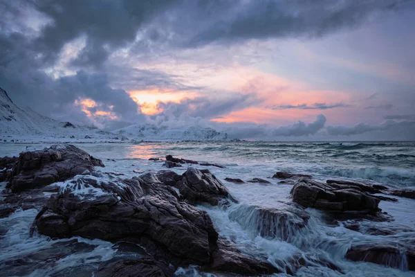Νορβηγικά κύματα στη βραχώδη ακτή των νησιών Lofoten, Νορβηγία — Φωτογραφία Αρχείου