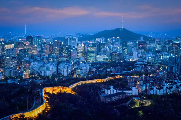 首尔的天际线在夜里，韩国. — 图库照片