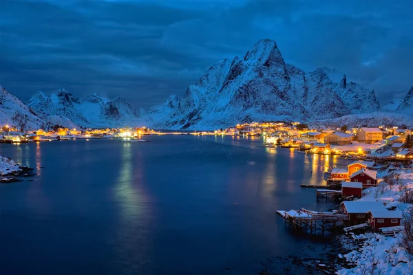 Villaggio Reine di notte. Isole Lofoten, Norvegia — Foto Stock