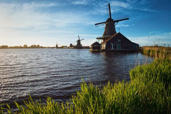 Szélmalmok a Zaanse Schans-ban Hollandiában naplementekor. Zaandam, Éter — Stock Fotó