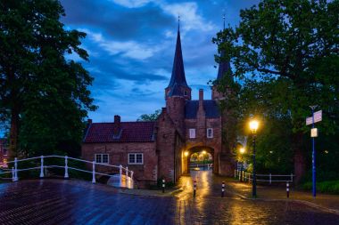 Gece Oostport Doğu Delft Kapısı. Delft, Hollanda