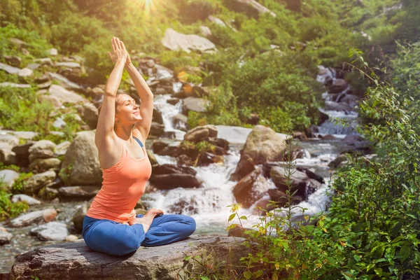 Donna a Padmasana all'aperto — Foto Stock