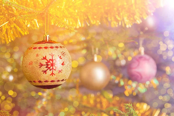 Bola de decoración de árbol de Navidad en bac árbol de Navidad decorado — Foto de Stock