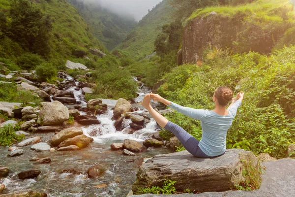 Vrouw doet Ashtanga Vinyasa Yoga asana buiten — Stockfoto