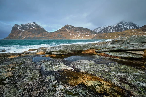 Skalnaté pobřeží fjordu v Norsku — Stock fotografie