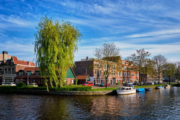 船、 房子和运河。哈莱姆区，荷兰 — 图库照片