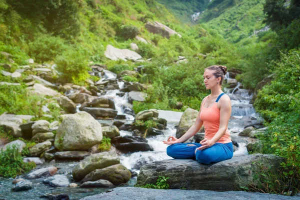 Kvinna i Padmasana utomhus — Stockfoto