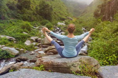 Dışarıda yoga yapan bir kadın.