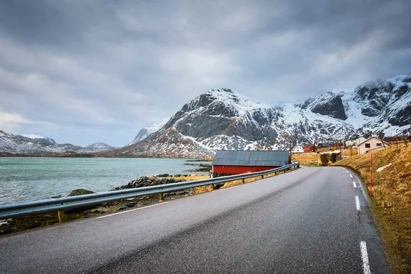 Дорога во фьорде Норвегии — стоковое фото