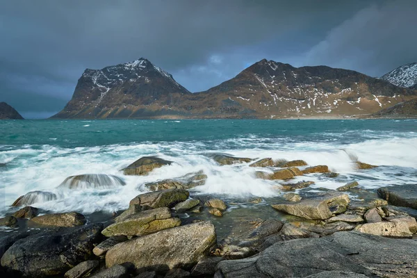 Côte rocheuse du fjord en Norvège — Photo