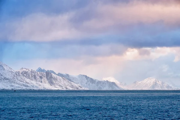 Fiordo en Noruega al amanecer — Foto de Stock