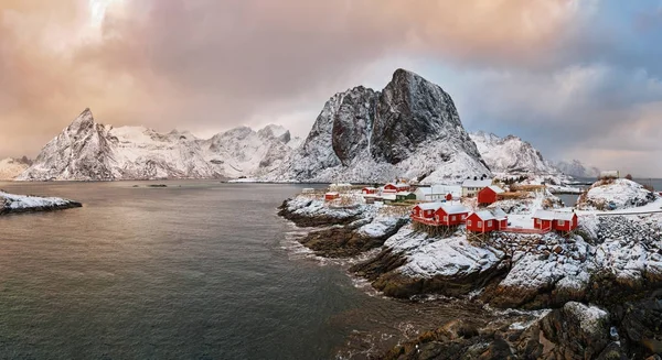 Hamnoy rybářská vesnice na Lofotenských ostrovech, Norsko — Stock fotografie