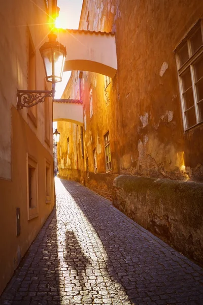 Praga antigua calle de la ciudad — Foto de Stock