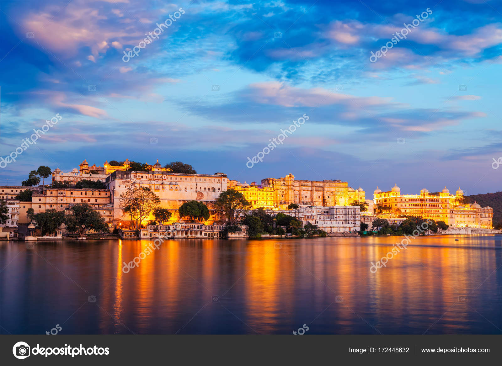 City Palace, Udaipur - palace complex on Lake Pichola, Udaipur, — Stock