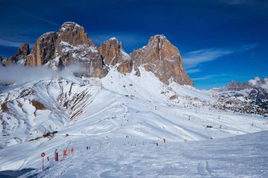 İtalya, Dolomites 'te kayak merkezi.