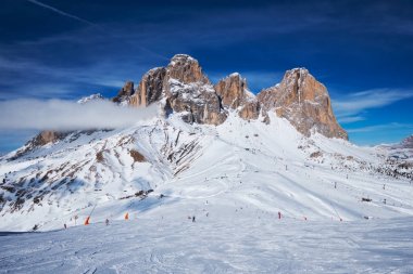 İtalya, Dolomites 'te kayak merkezi.