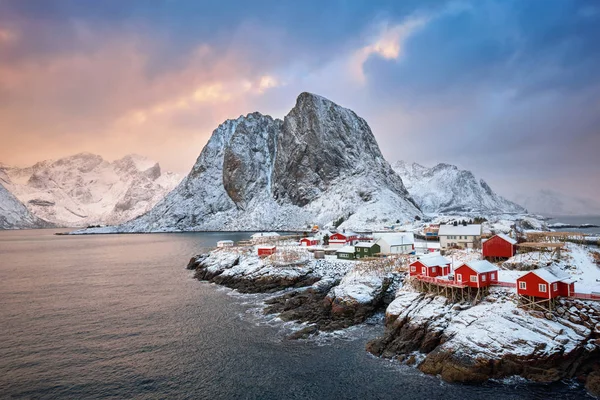 Norveç, Lofoten Adaları 'ndaki Hamnoy balıkçı köyü — Stok fotoğraf