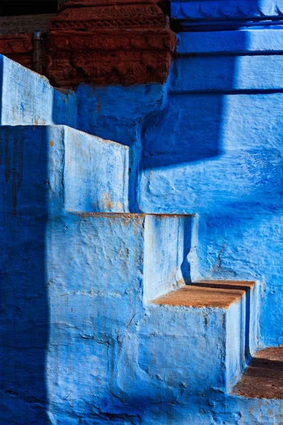 Treppe eines blau gestrichenen Hauses in Jodhpur, auch als "blue cit" bekannt — Stockfoto