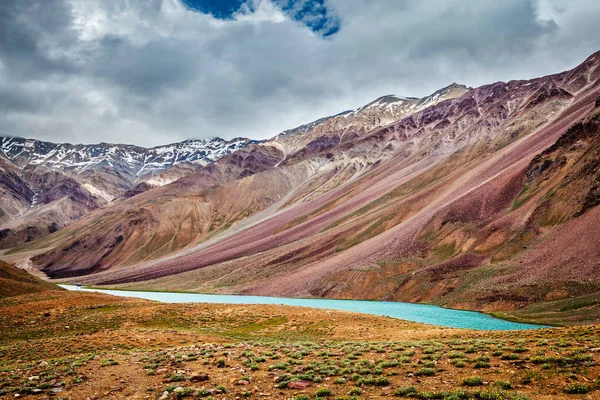 Chandra Tal jezero v Himalájích — Stock fotografie