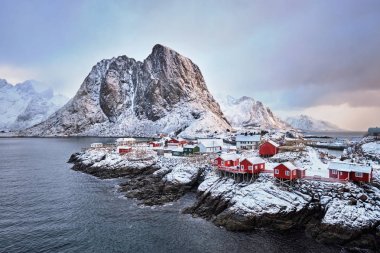 Norveç, Lofoten Adaları 'ndaki Hamnoy balıkçı köyü