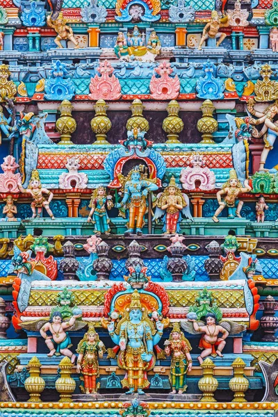 Bajorrelieves en la torre gopura del templo hindú. Sri Ranganathasw —  Fotos de Stock