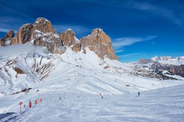 İtalya, Dolomites 'te kayak merkezi.