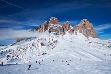 İtalya, Dolomites 'te kayak merkezi.