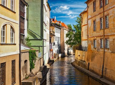 Mala Strana kanal ve Prag evleri