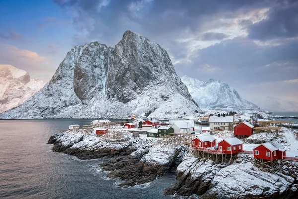 Norveç, Lofoten Adaları 'ndaki Hamnoy balıkçı köyü — Stok fotoğraf