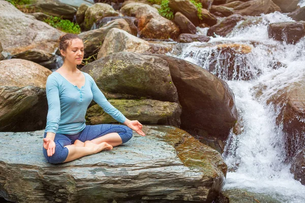 Donna a Padmasana all'aperto — Foto Stock