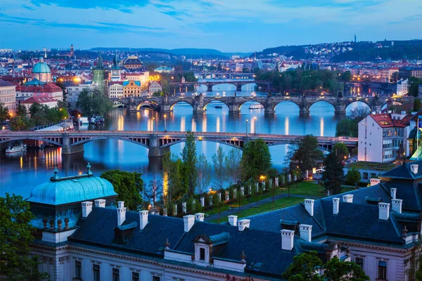 Avond van de mening van Praag bruggen over de Moldau — Stockfoto