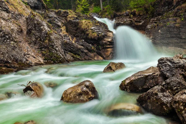 Kaskad av kuhfluchtwasserfall. Farchant, garmisch-partenkirchen — Stockfoto