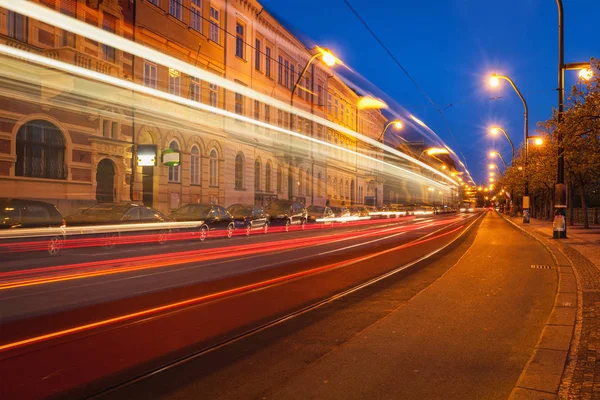 Θολή φως μονοπάτια της Πράγας με το τραμ. Πράγα, Τσεχική Δημοκρατία — Φωτογραφία Αρχείου