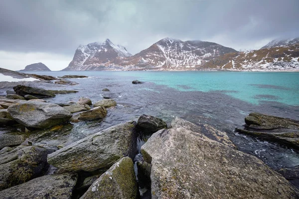 Skaliste wybrzeże fiordu w Norwegii — Zdjęcie stockowe