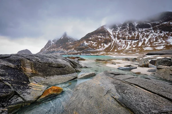 Côte rocheuse du fjord en Norvège — Photo