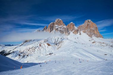 İtalya, Dolomites 'te kayak merkezi.