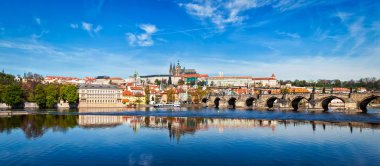Charles Köprüsü Vltava Nehri ve Gradchany Prag Kalesi üzerinde bir