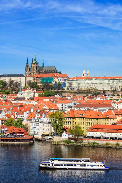 Vista de Mala Strana y el castillo de Praga sobre el río Moldava — Foto de Stock
