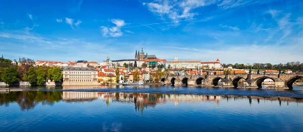 Charles bridge over Vltava river and Gradchany Prague Castle a Royalty Free Stock Images