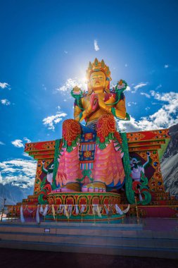Diskit Gompa Buda Maitreya heykeli. Nubra Vadisi. Ladakh, içinde