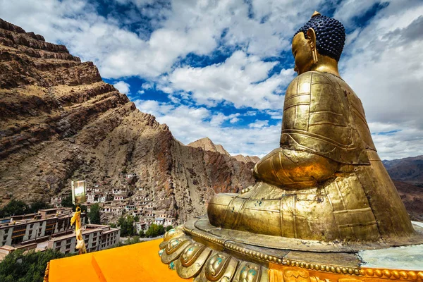 Estátua de Buda e Mosteiro de Hemis. Ladakh. — Fotografia de Stock