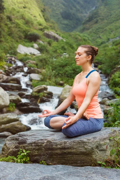 Donna a Padmasana all'aperto — Foto Stock